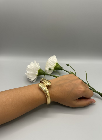 Pretty Please Hug Bracelet