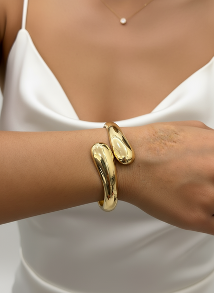 Pretty Please Hug Bracelet